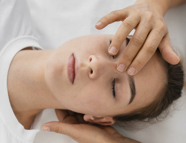 Main posées délicatement sur la tête d'une femme allongée